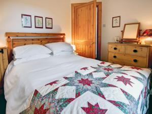 Una cama o camas en una habitación de Garden Cottage