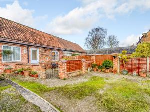 una casa in mattoni con giardino di fronte di Blossom Cottage a Goldsborough