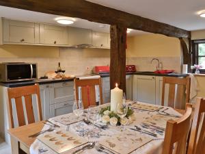 una cocina con una mesa con una vela en Mill Cottage, en Peterchurch