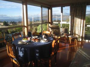 een eetkamer met een tafel met eten erop bij Breakfast Provisions Provided With Harbour View in Howrah