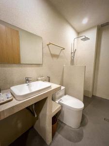 y baño con lavabo, aseo y espejo. en Lều Vịt Homestay Hải Phòng, en Hạ Lý