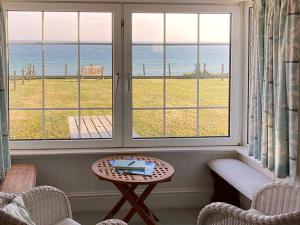 um quarto com uma janela com vista para o oceano em 3 The Coastguards em Downderry
