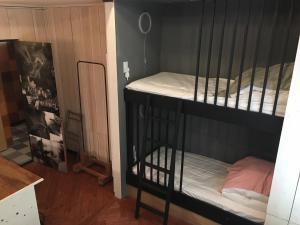 a couple of bunk beds in a room at Ohmachi Junxion in Kamakura