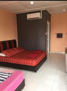 Postel nebo postele na pokoji v ubytování Mutiara Chalet