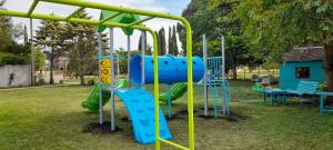 un parque infantil con un tobogán azul y verde en Ak´Para en Tandil