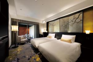 金沢市にあるTHE HOTEL SANRAKU KANAZAWAのホテルルーム ベッド2台&椅子付