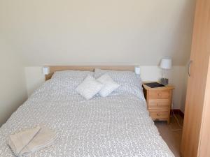 een bed met twee kussens in een slaapkamer bij Cor An Easan in Talmine