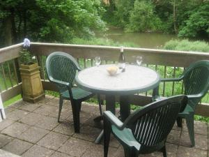 The Mill في Lindridge: طاولة مع كرسيين وزجاجة من النبيذ