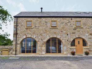 Casa de piedra con 2 ventanas grandes. en The Granary en Pendleton