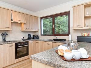 een keuken met een dienblad met eten op een aanrecht bij Loch Duich Cottage in Inverinate
