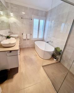 Bathroom sa Large and Private Executive Home - Secure parking for boats