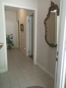 pasillo con espejo y suelo de baldosa en Lakeside executive suite small room en Tottenham