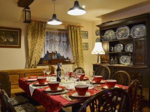 een eetkamer met een tafel met borden en wijnglazen bij Railway Cottage in Wool