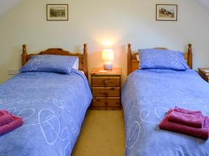 Кровать или кровати в номере Woodmans Cottage