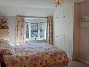 a bedroom with a bed and a window at Lace Cottage in Ashbourne
