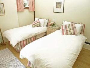 מיטה או מיטות בחדר ב-The Byre