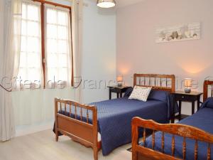 1 dormitorio con 2 camas y ventana en Gîte Azay-le-Rideau, 3 pièces, 4 personnes - FR-1-381-279, en Azay-le-Rideau