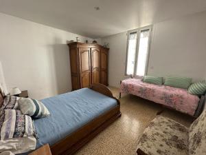 een slaapkamer met 2 bedden en een groot raam bij Maison Port-Vendres, 3 pièces, 4 personnes - FR-1-309-203 in Port-Vendres