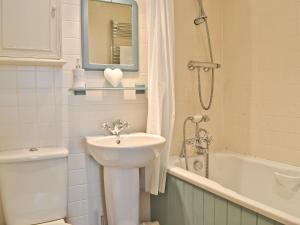 インストウにあるKingsley Cottageのバスルーム(洗面台、トイレ、バスタブ付)