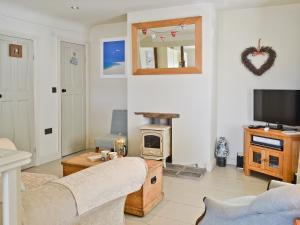 a living room with a couch and a fireplace at Kingsley Cottage in Instow