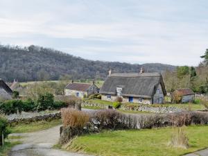 ein Dorf mit Häusern und einer Steinmauer in der Unterkunft Swiss Cottage in Rievaulx