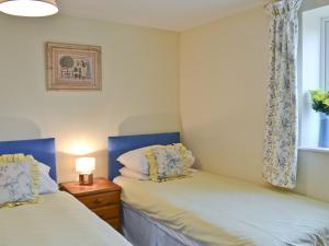 Un pat sau paturi într-o cameră la The Wagon Lodge
