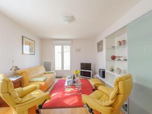 uma sala de estar com um sofá e cadeiras em Maison Châtelaillon-Plage, 4 pièces, 6 personnes - FR-1-535-20 em Châtelaillon-Plage