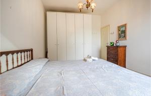 - une chambre avec un grand lit et une commode dans l'établissement Nice Apartment In Marina Di Castagneto C With Wifi, à Marina di Castagneto Carducci