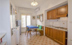 une petite cuisine avec une table et un évier dans l'établissement Nice Apartment In Marina Di Castagneto C With Wifi, à Marina di Castagneto Carducci
