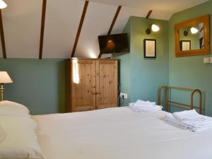 Säng eller sängar i ett rum på Aunt Nells Cottage - 18826