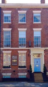 un edificio in mattoni rossi con una porta blu di The Georgian Town House Hotel a Liverpool