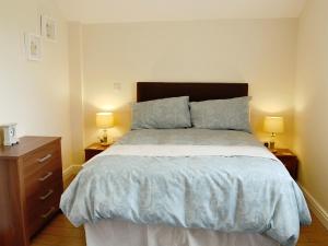 Postel nebo postele na pokoji v ubytování Oak Cottage