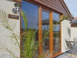 un edificio con una ventana con un cartel. en Oak Cottage en Winthorpe