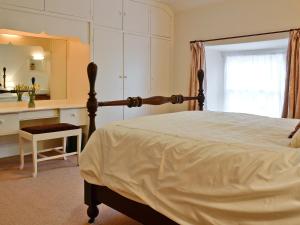 Capel GarmonにあるRhydlanfairのベッドルーム1室(ベッド1台、デスク、窓付)