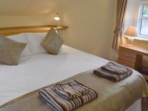 a bed with two towels sitting on top of it at Boatland Lodge in Perth