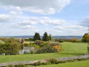 uma vista para um jardim a partir do topo de uma colina em Bellhouse Croft em Shelley