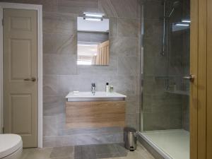 uma casa de banho com um lavatório e um chuveiro em Bentleys Barn em Wingerworth