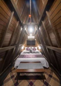 Cette chambre mansardée comprend un lit. dans l'établissement Rumah Kayu Tatiya Villa, à Jimbaran