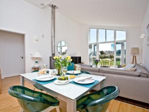 a living room with a white table and chairs at Una Argentum 60 in Carbis Bay