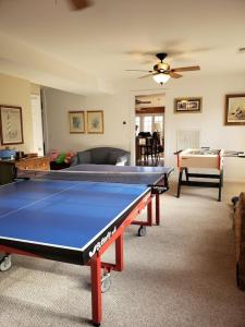 una sala de estar con mesa de ping pong. en Kinsale Cove Retreat- Where peace is sitting by the moonlight, en Kinsale