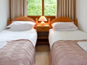 Uma cama ou camas num quarto em Orchard Cottage-23895
