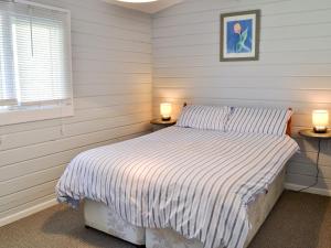 1 dormitorio con 1 cama con 2 lámparas en 2 mesas en Roscarrock, en Bradworthy