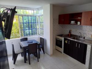 A kitchen or kitchenette at Cómodo apartamento en el rodadero
