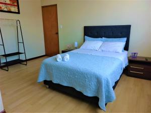 Un dormitorio con una cama grande con dos velas encima. en Casa Mahulu, en Paracas