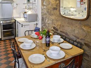 una mesa de madera con platos y copas de vino. en Castleton House, en Staithes