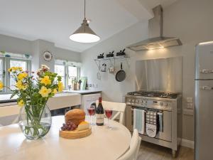 A cozinha ou cozinha compacta de Holliers Cottage