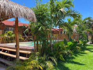 een huis met een houten terras en enkele bomen bij Anicca Aldea in Holbox Island