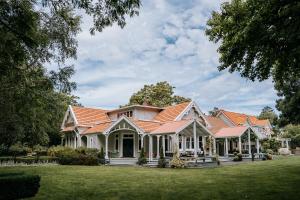 een wit huis met een oranje dak bij Hawthorne House in Hastings