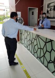 a man wearing a mask standing at a counter at Acogedor Departamento 3 Hab Piura in Piura