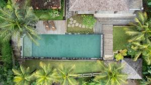 RUMAH KAYU RESORT内部或周边的泳池